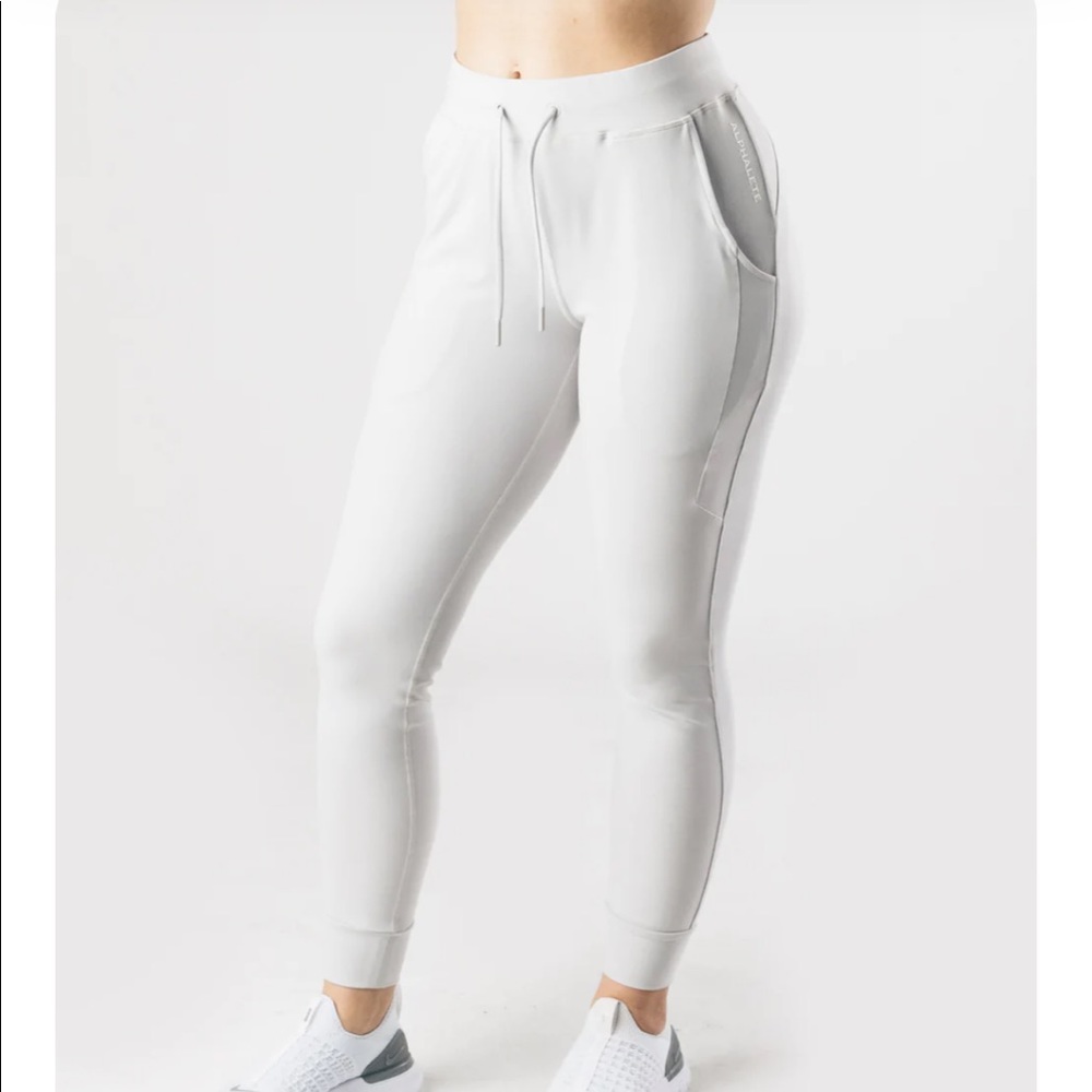 Alphalete Women's Premium V2 Jogger